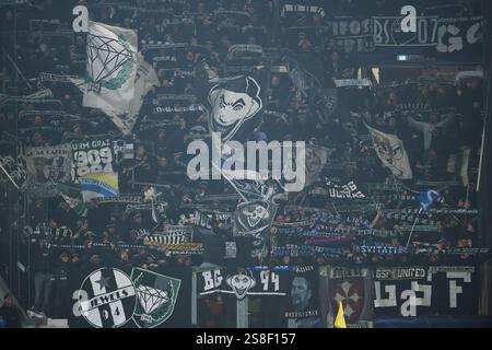 Bergame, Italie. 21 janvier 2025. Les fans de Sturm Graz montrent leur soutien lors du match de football de la phase de ligue de l'UEFA Champions League 2024/25 entre Atalanta BC et SK Sturm Graz. Crédit : Nicolò Campo/Alamy Live News Banque D'Images