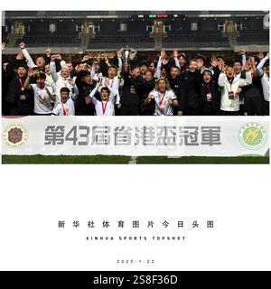 Pékin, Chine. 22 janvier 2025. Les membres de l'équipe Guangdong célèbrent la victoire du 43e tournoi de football de la Coupe Guangdong-Hong Kong à Hong Kong, dans le sud de la Chine, le 22 janvier 2025. Crédit : LO Ping FAI/Xinhua/Alamy Live News Banque D'Images