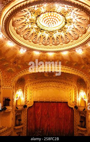Intérieur de l'Opéra de Vichy présentant une architecture Art nouveau et des détails historiques. Allier. Auvergne-Rhône-Alpes. France Banque D'Images