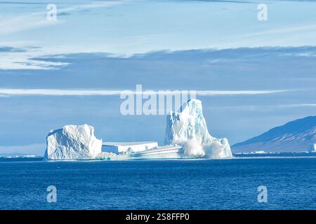 L'arc d'un iceberg s'effondre resp. vêlage. Cette photo est l'une des nombreuses qui montrent les collaps. Baie de Baffin, Groenland, Danemark, Amérique du Nord Banque D'Images
