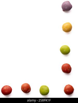 Bordure faite de bonbons naturels sans colorant sans ingrédients artificiels isolés sur un fond blanc, alternative plus saine, bonne option pour enfant TDAH Banque D'Images