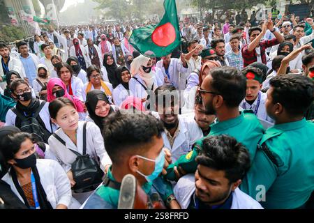Dhaka, Bangladesh. 22 janvier 2025. Les étudiants des écoles de formation des assistants médicaux (MATS) ont bloqué le carrefour de Shahbagh dans la capitale, pour répondre à leur demande en quatre points, y compris le recrutement à des postes vacants en 10e année et la création d'opportunités d'emploi, à Dhaka, Bangladesh, 22 janvier 2025. Les trois autres demandes sont - abolir le Conseil des professionnels de la santé et former un nouveau conseil appelé le Conseil de l'éducation médicale du Bangladesh, assurer des possibilités d'enseignement supérieur dans des matières cliniques alignées sur le programme de MSAT, et renommer Assistant médical Tra Banque D'Images