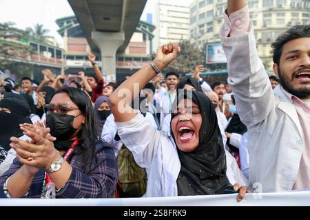 Dhaka, Bangladesh. 22 janvier 2025. Les étudiants des écoles de formation des assistants médicaux (MATS) ont bloqué le carrefour de Shahbagh dans la capitale, pour répondre à leur demande en quatre points, y compris le recrutement à des postes vacants en 10e année et la création d'opportunités d'emploi, à Dhaka, Bangladesh, 22 janvier 2025. Les trois autres demandes sont - abolir le Conseil des professionnels de la santé et former un nouveau conseil appelé le Conseil de l'éducation médicale du Bangladesh, assurer des possibilités d'enseignement supérieur dans des matières cliniques alignées sur le programme de MSAT, et renommer Assistant médical Tra Banque D'Images