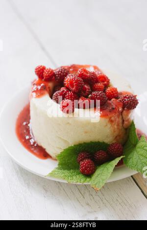 Pudding à la semoule fait maison avec des baies japonaises. Banque D'Images