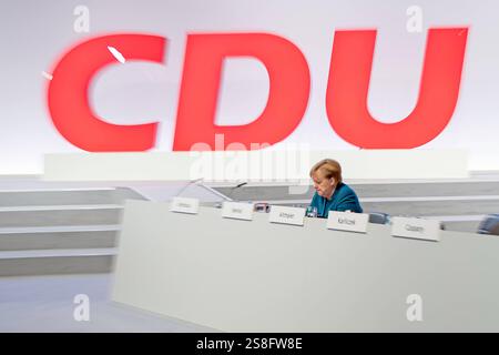 Angela Merkel, Bundeskanzlerin der Bundesrepublik Deutschland, sitzt im Praesidium vor dem logo der CDU AM 22.11.2019 beim Bundesparteitag der CDU in Leipzig. Die Wahl zum 21. Deutschen Bundestag wird als vorgezogene Neuwahl am 23. Fév 2025 stattfinden. Angela Merkel, chancelière de la République fédérale d'Allemagne, siège au présidium devant le logo de la CDU le 22 novembre 2019 à la conférence fédérale du parti CDU à Leipzig. L'élection du 21e Bundestag allemand aura lieu le 23 février 2025 sous forme d'élection anticipée. Recherche : Deutschland neue Bundeslaender Politik Sachsen CDU Christ Banque D'Images