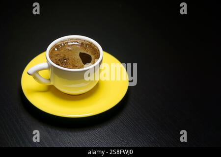 Petite tasse de café turc sur Une surface en bois foncé Banque D'Images