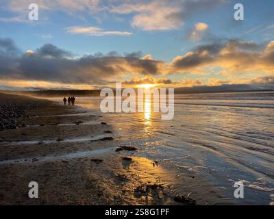 Coucher de soleil sur la plage à Westward Ho! Banque D'Images