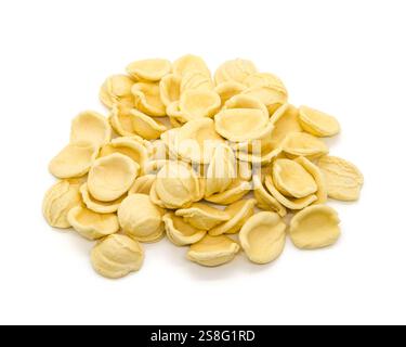 Pile de pâtes orecchiette isolée sur fond blanc Banque D'Images