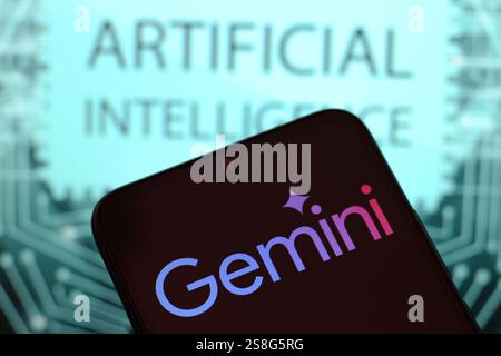 Dans cette illustration photo, le logo Google Gemini est affiché sur l'écran d'un smartphone. Banque D'Images