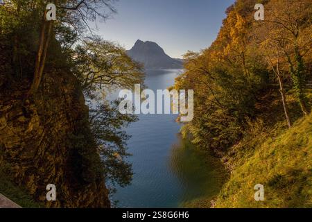 Vue depuis Olive Trail dans la banlieue de Lugano - incroyable. San Sebastiano monter dans la distance. Banque D'Images