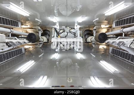 Salle des moteurs de Motoryacht moderne avec des machines avancées et un design propre Banque D'Images