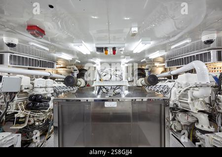 Salle des moteurs de Motoryacht moderne avec des machines avancées et un design propre Banque D'Images