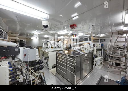 Salle des moteurs de Motoryacht moderne avec des machines avancées et un design propre Banque D'Images