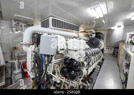 Salle des moteurs de Motoryacht moderne avec des machines avancées et un design propre Banque D'Images