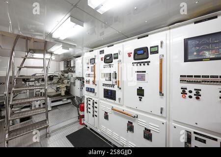 Salle de contrôle des moteurs moderne avec machines et panneaux avancés Banque D'Images