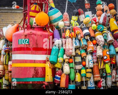 Le mur coloré des bouées de Yarmouth sur Cape Forchu à Yarmouth Bar, Nouvelle-Écosse, Canada Banque D'Images