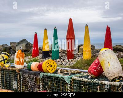 Bouées au Yarmouth Buoy Wall coloré sur Cape Forchu à Yarmouth Bar, Nouvelle-Écosse, Canada Banque D'Images