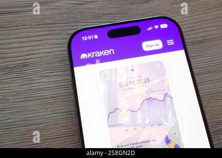 OSTRAVA, TCHÉQUIE - 19 JANVIER 2025 : site Web Kraken sur smartphone pour vendre, acheter ou échanger des crypto-monnaies Banque D'Images