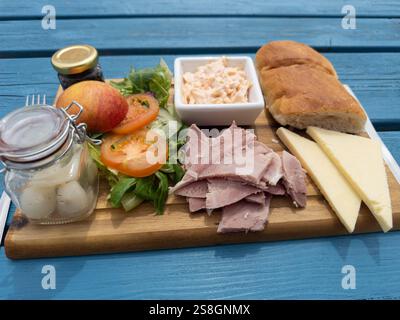 Un déjeuner charrue au jambon et au fromage Banque D'Images