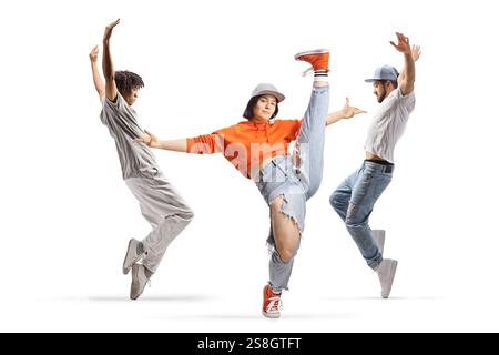 Des hommes et une femme dansant et soulevant les jambes isolés sur fond blanc Banque D'Images