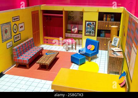 Barbie Dreamhouse de style moderne du milieu du siècle (1962) à Barbie - l'exposition (2024-2025), Design Museum, Londres, Angleterre Banque D'Images