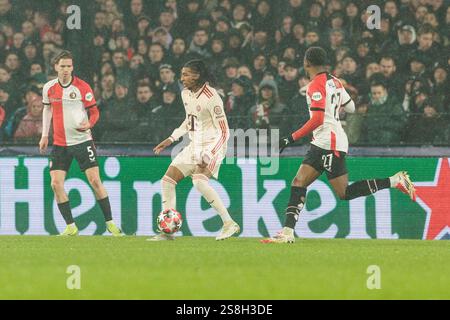 ZWEIKAMPF Gijs Smal (Feyenoord Rotterdam, 5), Michael Olise (FC Bayern M?nchen, 17), Antoni Milambo (Feyenoord Rotterdam, 27) UEFA Champions League : Feyenoord Rotterdam - FC Bayern M?nchen, Rotterdam, Stadion Feijenoord 'de Kuip' AM 22.01.2025 Banque D'Images