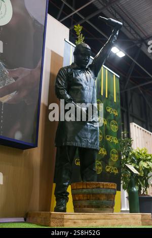 Madrid, Espagne, 22 janvier 2025 : sculpture d'un serveur versant du cidre lors du jour 1 au FITUR 2025, le 22 janvier 2025, à IFEMA Madrid, en Espagne. Crédit : Alberto Brevers / Alamy Live News. Banque D'Images