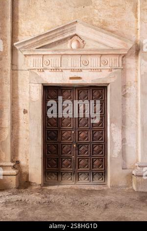 Antigua Guatemala, Sacatepequez, Guatemala. 9 mars 2024. Panneau au-dessus d'une porte en bois indiquant « salle du chapitre » dans la cathédrale de Santiago. Banque D'Images