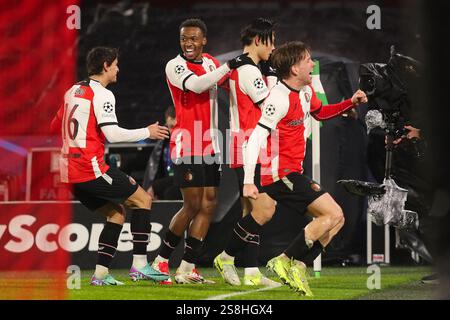 Rotterdam, pays-Bas. 22 janvier 2025. ROTTERDAM, PAYS-BAS - 22 JANVIER : Hugo Bueno de Feyenoord, Antoni Milambo de Feyenoord, Ayase Ueda de Feyenoord, Gijs Smal de Feyenoord célèbre après avoir marqué le troisième but de l'équipe lors du match Ligue des Champions - phase de Ligue - Journée 7 entre Feyenoord et FC Bayern Munchen au Stadion Feijenoord, pays-Bas, le 22 janvier 2025 à Rotterdam, pays-Bas. (Photo de Hans van der Valk/Orange Pictures) crédit : Orange pics BV/Alamy Live News Banque D'Images