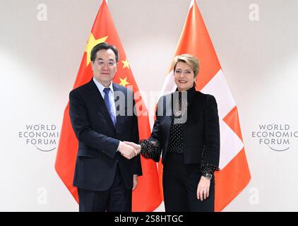 Berne, Suisse. 21 janvier 2025. Le vice-premier ministre chinois Ding Xuexiang, également membre du Comité permanent du Bureau politique du Comité central du Parti communiste chinois, rencontre Karin Keller-Sutter, présidente de la Confédération suisse et chef du Département fédéral des finances, en Suisse, le 21 janvier 2025. Ding a visité la Suisse du 20 au 21 janvier à l'invitation du gouvernement suisse . Crédit : Shen Hong/Xinhua/Alamy Live News Banque D'Images