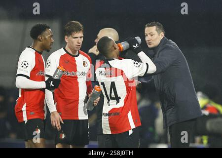 ROTTERDAM - (g-d) Antoni Milambo de Feyenoord, Gijs Smal de Feyenoord, Igor Paixao de Feyenoord, l'entraîneur de Feyenoord Brian Priske lors du match de l'UEFA Champions League entre Feyenoord et le FC Bayern Munich au Feyenoord Stadion de Kuip le 22 janvier 2025 à Rotterdam, pays-Bas. ANP MAURICE VAN STEEN Banque D'Images