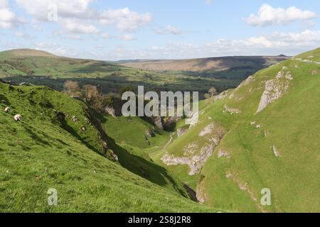 Grotte dale gorge à Castleton Derbyshire Angleterre Royaume-Uni, parc national anglais campagne britannique paysage Peak District, vue panoramique sur la campagne Banque D'Images
