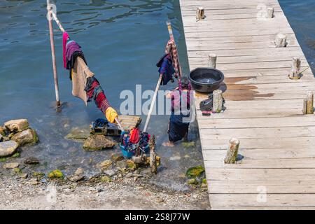 San Antonio Palopo, Solola, Guatemala. 14 mars 2024. Les femmes lavent des vêtements dans le lac Atitlan. Banque D'Images
