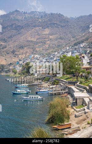 San Antonio Palopo, Solola, Guatemala. 14 mars 2024. Bateaux à passagers devant une petite ville sur le lac Atitlan. Banque D'Images