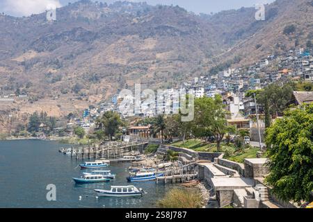 San Antonio Palopo, Solola, Guatemala. 14 mars 2024. Bateaux à passagers devant une petite ville sur le lac Atitlan. Banque D'Images