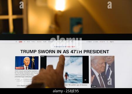 Paris, France - 20 janvier 2025 : POV sur un moniteur à écran tactile - Donald Trump prête officiellement serment d'office en tant que 47e président de la United St. Banque D'Images