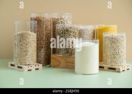 Ensemble de porridges crus dans un emballage durable. Systèmes d'emballage rechargeables. Céréales sans gluten. Bienfaits intestinaux pour la santé. Concept d'ingrédient alternatif de grain entier d'épeautre. Recettes de régime végétarien. Mode de vie végétal. Copiez l'espace riche en protéines manger Banque D'Images