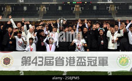 Pékin, Chine. 22 janvier 2025. Les membres de l'équipe Guangdong célèbrent la victoire du 43e tournoi de football de la Coupe Guangdong-Hong Kong à Hong Kong, dans le sud de la Chine, le 22 janvier 2025. Crédit : LO Ping FAI/Xinhua/Alamy Live News Banque D'Images