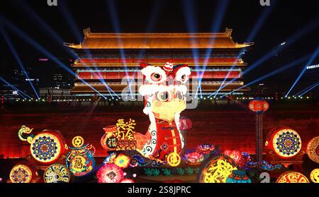 Pékin, Chine. 22 janvier 2025. Cette photo prise le 22 janvier 2025 montre des lanternes exposées lors d'une foire aux lanternes du Festival du printemps près de la muraille de la ville à Xi'an, dans la province du Shaanxi au nord-ouest de la Chine. Crédit : Liang Aiping/Xinhua/Alamy Live News Banque D'Images