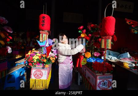 Pékin, ville de Zhuji de la province du Zhejiang de l'est de la Chine. 22 janvier 2025. Un villageois décore un banc de dragon dans le village de Fengjiangzhou, ville de Zhuji, province du Zhejiang de l'est de la Chine, 22 janvier 2025. Crédit : Xu Yu/Xinhua/Alamy Live News Banque D'Images