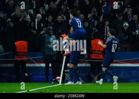 Paris, France. 22 janvier 2025. Les joueurs du Paris Saint-Germain célèbrent le score lors du match de football de l'UEFA Champions League entre le Paris Saint-Germain et Manchester City à Paris, France, le 22 janvier 2025. Crédit : Glenn Gervot/Xinhua/Alamy Live News Banque D'Images
