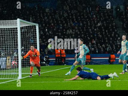 Paris, France. 22 janvier 2025. Joao Neves du Paris Saint-Germain marque (dernier) lors du match de football de l'UEFA Champions League entre le Paris Saint-Germain et Manchester City à Paris, France, le 22 janvier 2025. Crédit : Glenn Gervot/Xinhua/Alamy Live News Banque D'Images