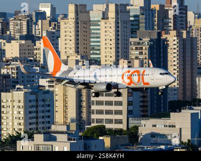 Avion Boeing 737-800 de GOL Airlines atterrissant à l'aéroport Congonhas de Sao Paulo. Avion de Gol Linhas Aéreas 737 à Congonhas. Avion B737 sur le point d'atterrir. Banque D'Images