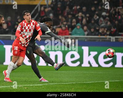Milan, Italie. 22 janvier 2025. Rafael Leao (R) de l'AC Milan marque lors du match de l'UEFA Champions League entre l'AC Milan et Gérone à Milan, Italie, le 22 janvier 2025. Crédit : Alberto Lingria/Xinhua/Alamy Live News Banque D'Images