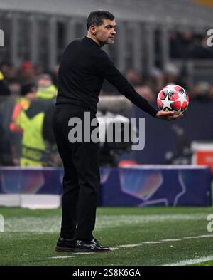Milan, Italie. 22 janvier 2025. L'entraîneur-chef de l'AC Milan, Sergio Coincencao, réagit lors du match de l'UEFA Champions League entre l'AC Milan et Gérone à Milan, Italie, le 22 janvier 2025. Crédit : Alberto Lingria/Xinhua/Alamy Live News Banque D'Images