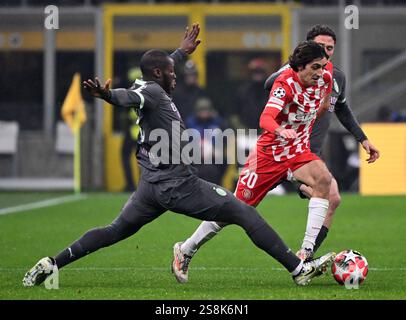Milan, Italie. 22 janvier 2025. Yunus Musah (l) de l'AC Milan affronte Bryan Gil de Gérone lors du match de l'UEFA Champions League entre l'AC Milan et Gérone à Milan, Italie, le 22 janvier 2025. Crédit : Alberto Lingria/Xinhua/Alamy Live News Banque D'Images