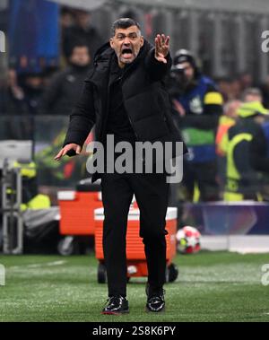 Milan, Italie. 22 janvier 2025. L'entraîneur-chef de l'AC Milan Sergio Coincencao fait des gestes lors du match de l'UEFA Champions League entre l'AC Milan et Gérone à Milan, Italie, le 22 janvier 2025. Crédit : Alberto Lingria/Xinhua/Alamy Live News Banque D'Images
