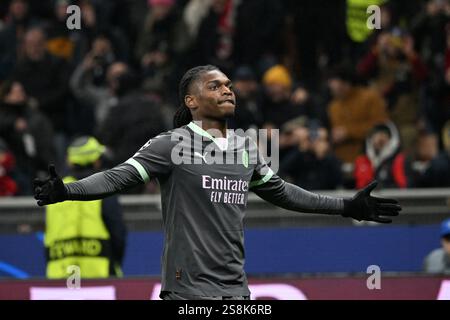 Milan, Italie. 22 janvier 2025. Rafael Leao, de l'AC Milan, célèbre son but lors du match de l'UEFA Champions League entre l'AC Milan et Gérone à Milan, Italie, le 22 janvier 2025. Crédit : Alberto Lingria/Xinhua/Alamy Live News Banque D'Images
