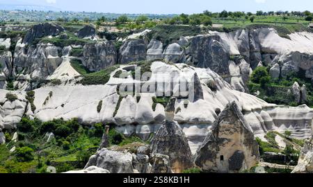 Formations rocheuses de champignons et habitations de montagne sculptées, parc national de Goreme, Uchisar, Turquie Banque D'Images