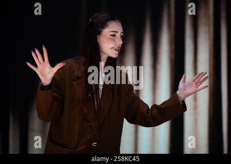 Naples, Italie. 15 janvier 2025. Camilla Boniardi aka Camihawke se produit en direct sur scène lors du spectacle théâtral 'Avanguardia Pura' au Teatro Augusteo. Crédit : SOPA images Limited/Alamy Live News Banque D'Images